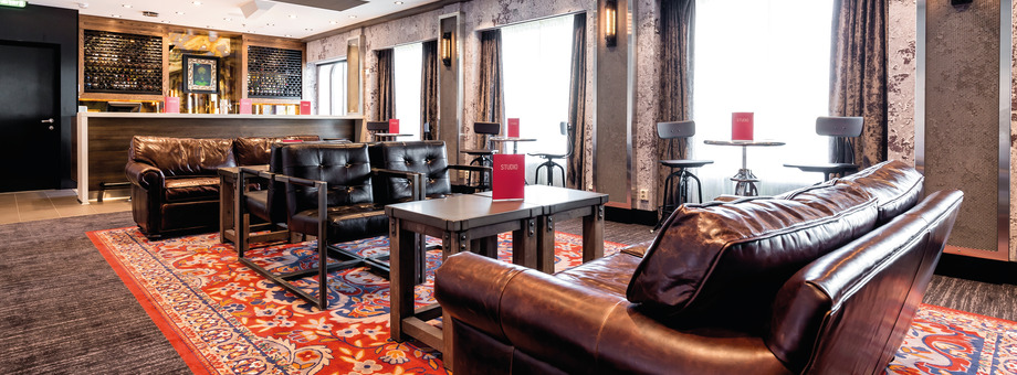 TUI Cruises Mein Schiff 5 Interior Studio Bar.jpg